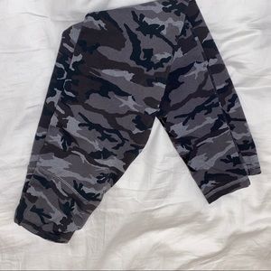 STRUT THIS CAMO STAR CROP LEGGINGS